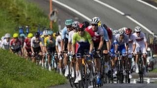 「鳥居に突っ込む自転車群」　自転車レース中に撮られた“日本らしい1枚”が話題【東京五輪名珍場面】