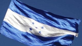 怒ったファンに詰められ主審が威嚇射撃…南米でショッキングな事件