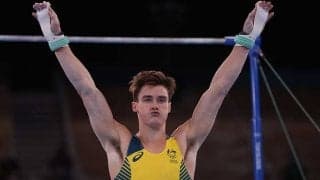 選手村で体操選手が撮った“狂気の倒立ショット”に海外衝撃「凄い」「エゲつない写真」【東京五輪名珍場面】