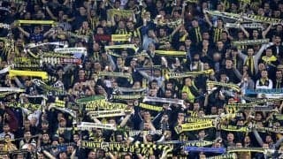 スーパーゴールの選手がエンブレムにキスしようとするも…慣れない新ユニフォームでハプニング