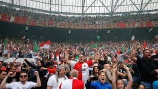 選手が接触しカメラが転倒、倒した選手は無言で去るもイラン代表FWが手を差し伸べた「これぞスポーツマンシップ」