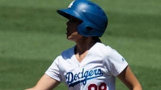 【MLB】半袖ユニホーム姿の美女が防いだ大惨事…　驚きのファン「彼女と契約を」