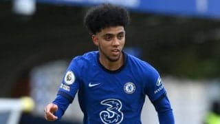 これはアウト…カバーに入ったチェルシーU-23DF、軸足ごと狩るレイトタックルで一発退場