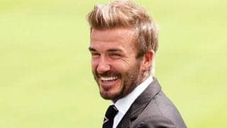 勝利にご機嫌！ベッカムが“スーツ姿”のまま誰もいないピッチで息子に芸術パスを披露