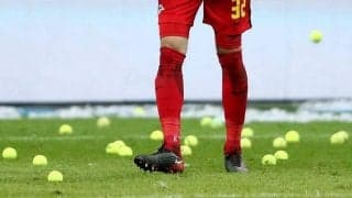 抗議するファンが無数のテニスボールを投げ入れ…選手たちが拾う羽目に