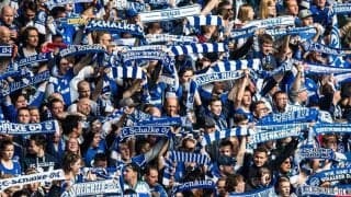 キックオフから直接…シャルケユースの選手が仰天のゴール！