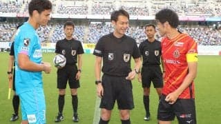 Jリーグを担当する家本政明主審、判断ミスでヒザから崩れ落ちて土下座した海外の主審に反応「痛いほどわかる…」