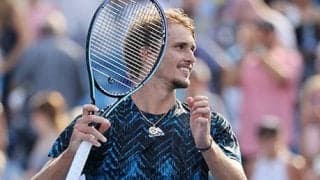 ズべレフ 野球選手と記念撮影