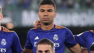 珍プレー！ レアルMFカゼミロの後方からのタックルもカードなし…倒されたのは主審の珍事