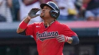 【MLB】空振りなら体に直撃…　悶絶の危機回避した“曲芸”が「現実離れ」「信じられない」