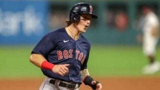 【MLB】まさかの方向から“ボール直撃”　混乱で固まった打者＆捕手の反応に「笑い死んだ」