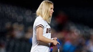 なびく金髪が「なんて魅惑的」　“軟体”美女金メダリストの「史上最高の始球式」