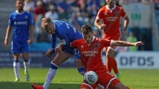 控え選手が相手コーチを押し倒す！衝撃の乱闘に「サッカーに相応しくない」と監督も怒り