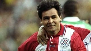 彼女は涙！監督が選手の助けを借りてピッチでプロポーズ