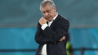 ポルトガル指揮官を不運が襲う…相手選手に手を差し伸べるも足元のトラップにかかる