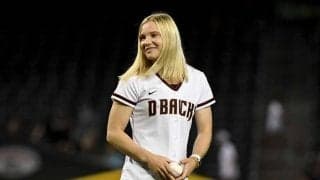 【MLB】五輪女王ならではの始球式　ブロンド髪なびかせる華麗な一回転に米驚き「これ凄いわ」