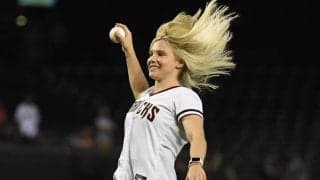 金髪美女の“軟体”に「恋に落ちたなこれは」　金メダリストの1球を受けた選手も仰天