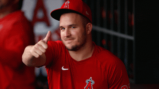 【MLB】監督の肩モミモミ…“いたずら放題”のトラウト　大谷らも笑顔の「素敵な雰囲気！」