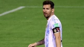 アウェイでも神! 警備員を振り切りセルフィをねだるブラジル人少年に応じるメッシ「慣れたもの」