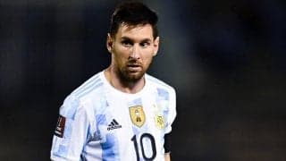 殺人タックルを受けた後でも神対応、ピッチ乱入の子供を抱きとめるメッシ「みんなそうしたいさ」