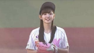 「可愛すぎてカメラマンボール追わないやん」“ミニスカ投法”鈴木愛理さんに悶絶