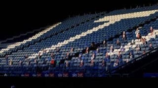 サポーターたちが試合中のピッチに居座り…英クラブオーナーへの抗議が過激化