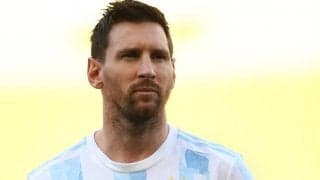 アルゼンチンサポーターの双子、腕にお揃いの\"メッシのタトゥー\"を入れる