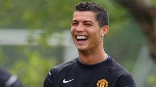 休息も大切、家族とリラックスした時間を過ごすC・ロナウドは上半身裸で日光浴