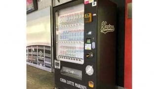 首位ロッテ、新デザインのマリーンズ自動販売機が登場　Rチョコパイゲートに見本設置