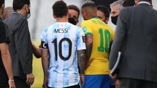 突然の試合中止の裏で“カメラマン”メッシが誕生、ディバラは笑いが止まらず