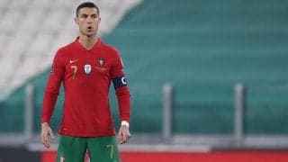 C・ロナウド仕様のピッチが完成!赤を基調にセンターサークルには『CR7』の文字が