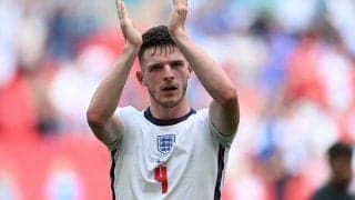 イングランド代表MFライスが対戦国のサポーターにファンサービス！ ユニフォームをプレゼントし固い握手