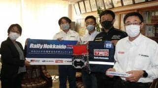 全日本ラリー北海道：ラリードライバーと大会事務局が、地元小学校に交通安全グッズなどを寄贈