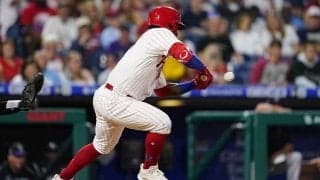 なんとバントで二塁打！　MLBの珍事に米ファン困惑「単打＆失策じゃ？」「ひどい守備」