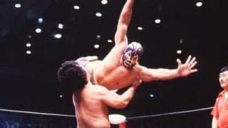 マスカラスが投げたマスク争奪戦の裏側。ジャンケンに勝ったファンに「今すぐ逃げろ」