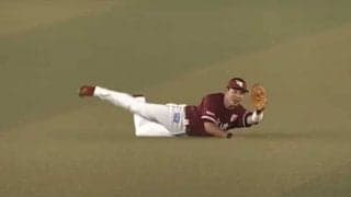 「こんなところでセカンドフライ！」実況も大興奮、驚愕の守備範囲にファン騒然