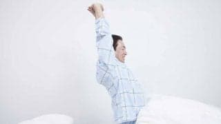 朝、シャキッと目が覚めない人の原因　夜の「入浴」で睡眠の質を良くする方法とは