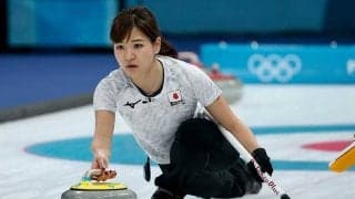 カーリング吉田知那美、北海道銀行と“8人の肩組みショット”に反響「めちゃいい表情」