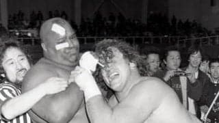 「プロ」の悪役だったブッチャー。凶器攻撃はレフェリーとのアイコンタクトで発動した