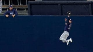 【MLB】「浮いとるな」「タイミング完璧すぎる」　フェンス際で見せた超人的美技にファン驚愕