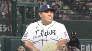 西武・平良海馬がまるで“テディベア”?!　マウンド上に座り込む姿が「可愛すぎる」