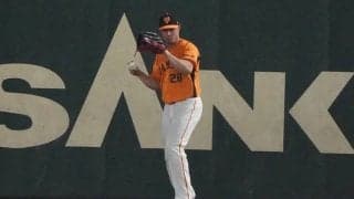 「勢いを加速させるファインプレー」　巨人ハイネマン、フェンス激突の超美技に球場沸く