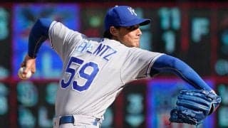 【MLB】投げた瞬間にボールがマウンド直撃？　衝撃の大暴投に米爆笑「これは打つのが不可能」