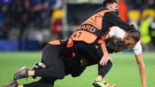 再びユナイテッド戦のピッチに侵入者…今回の犯人は服を着用も2度の前転で逃走図る