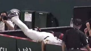 「レベルの高さ感じる」　鷹リチャードが客席ダイブ超美技、ロッテ荻野は“忍者進塁”で対抗