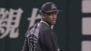 「あの判断と送球は神」　ロッテ新助っ人、厳しい体勢からの反転ジャンピングスロー美技