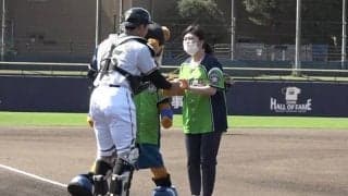 卓球パラリンピアンが絶妙コースに投球披露　場内喝采の始球式は「足がガクガク」