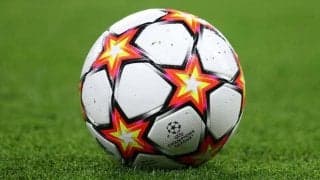 「子供みたいなリアクション」アンフィールドでCLの試合球を手にする幸運なファン現る「お土産だ」