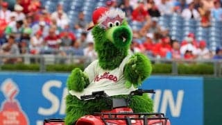 【MLB】いきなりキスされた美人レポーター　暴走するマスコットが「本当に狂乱状態だ」