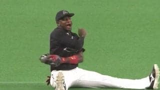 超低空“空中キャッチ”に「ベンチもドン引き」　打者に同情「遥輝もこの表情になるわ」